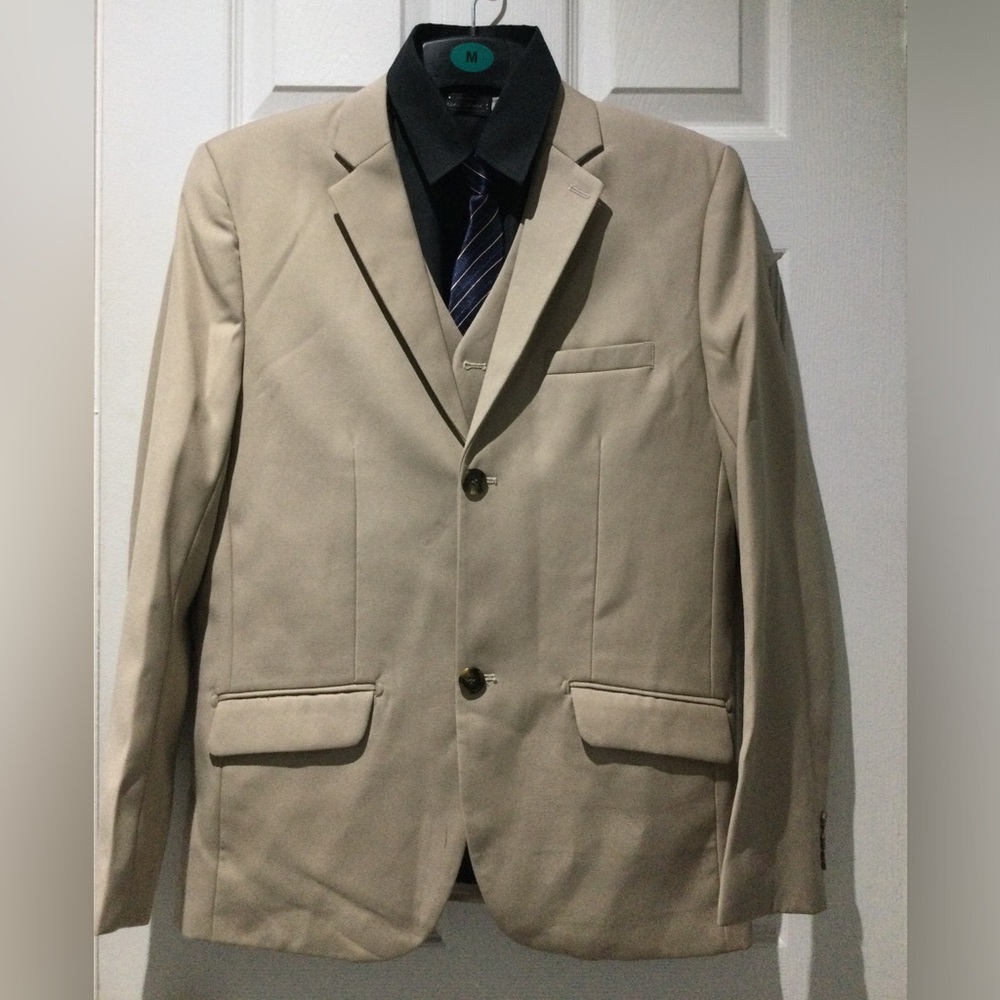 BNWT 5 Piece Tan Suit Set Including Protecter Bag